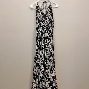 Lulu’s Black & white floral maxi dress size M